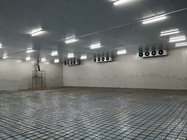 北京冷庫安裝制冷設(shè)備的要求 北京冷庫主要用于冷凍食品和冷藏。房間內(nèi)靠人工冷卻來保持低溫。在冰箱里，地板和屋頂都用厚絕緣材料覆蓋，以減少外部熱量傳遞。冷庫外壁一般為白